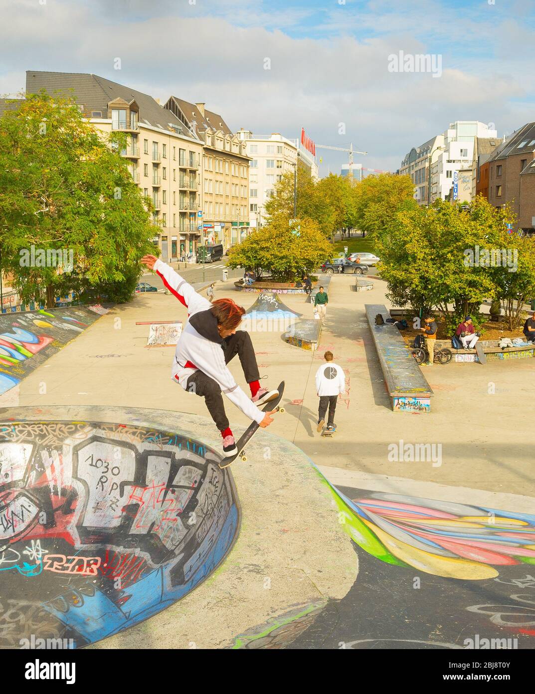 Brüssel, Belgien - Oktober 05, 2019: Jugendlicher in der Rampe zu einem Skate Park im Zentrum von Brüssel springen. Die Ursulinen Square ist ein öffentlicher Platz in Stockfoto