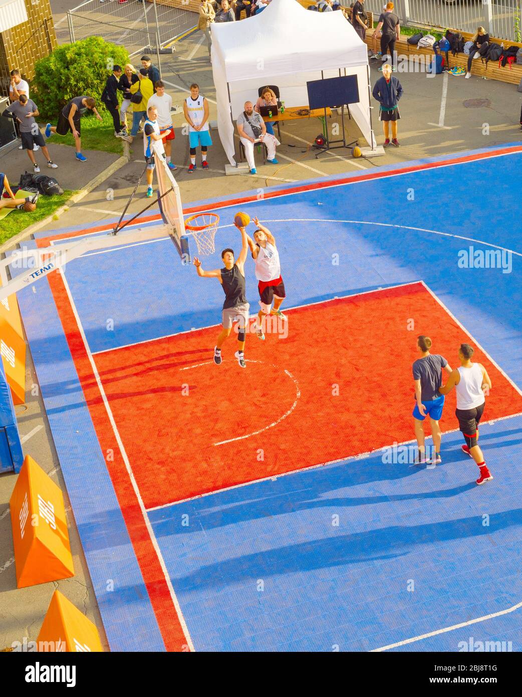 Kiew, Ukraine - Sept 14, 2109: Männer Basketball spielen auf der Straße. Streetball Meisterschaft. Luftaufnahme Stockfoto