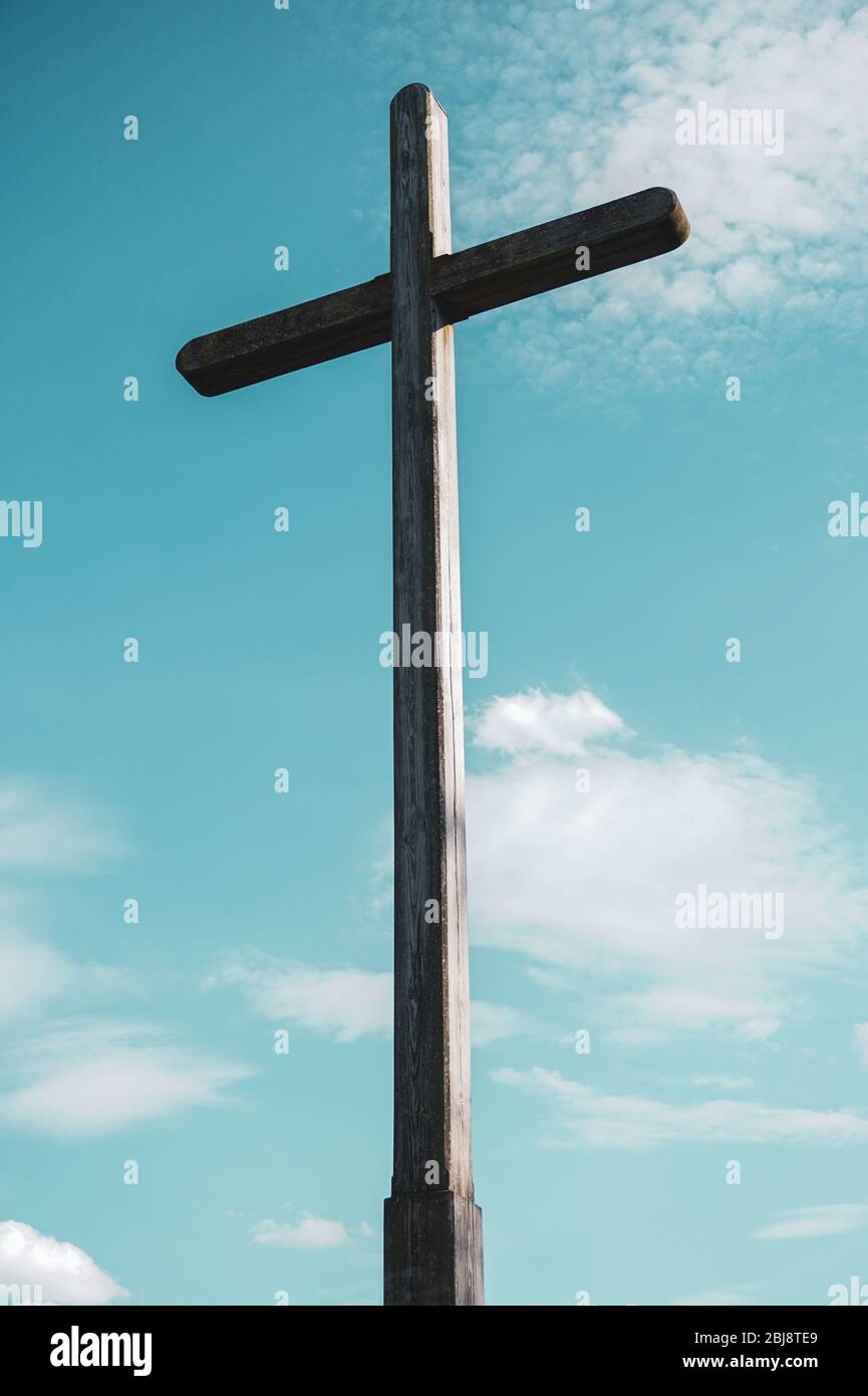 Holzkreuz - ideal für Themen wie katholische Religion, Christentum etc. Stockfoto