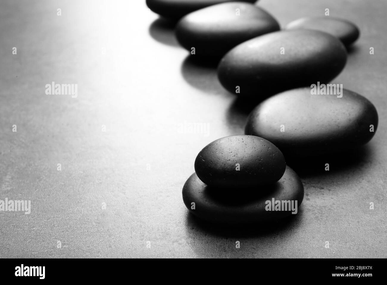 Haufen von heißen Steinen auf grauem Hintergrund Stockfoto