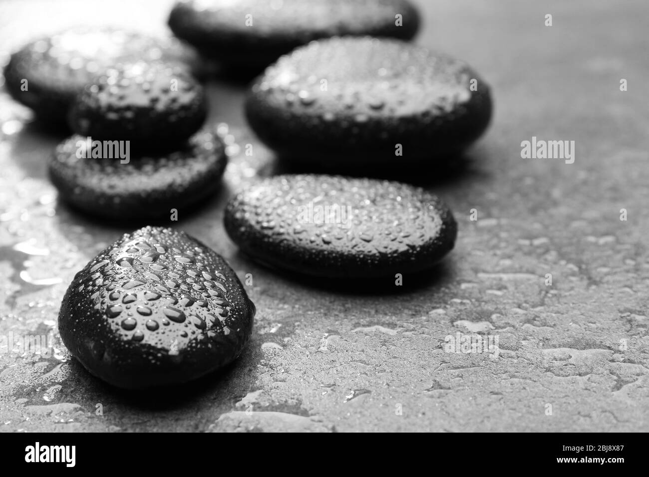 Haufen von heißen Steinen auf grauem Hintergrund Stockfoto