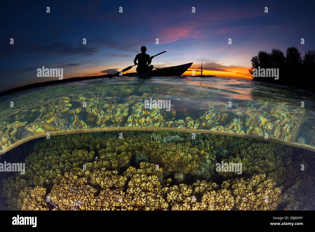 Korallenriff bei Sonnenuntergang, New Ireland, Papua-Neuguinea Stockfoto