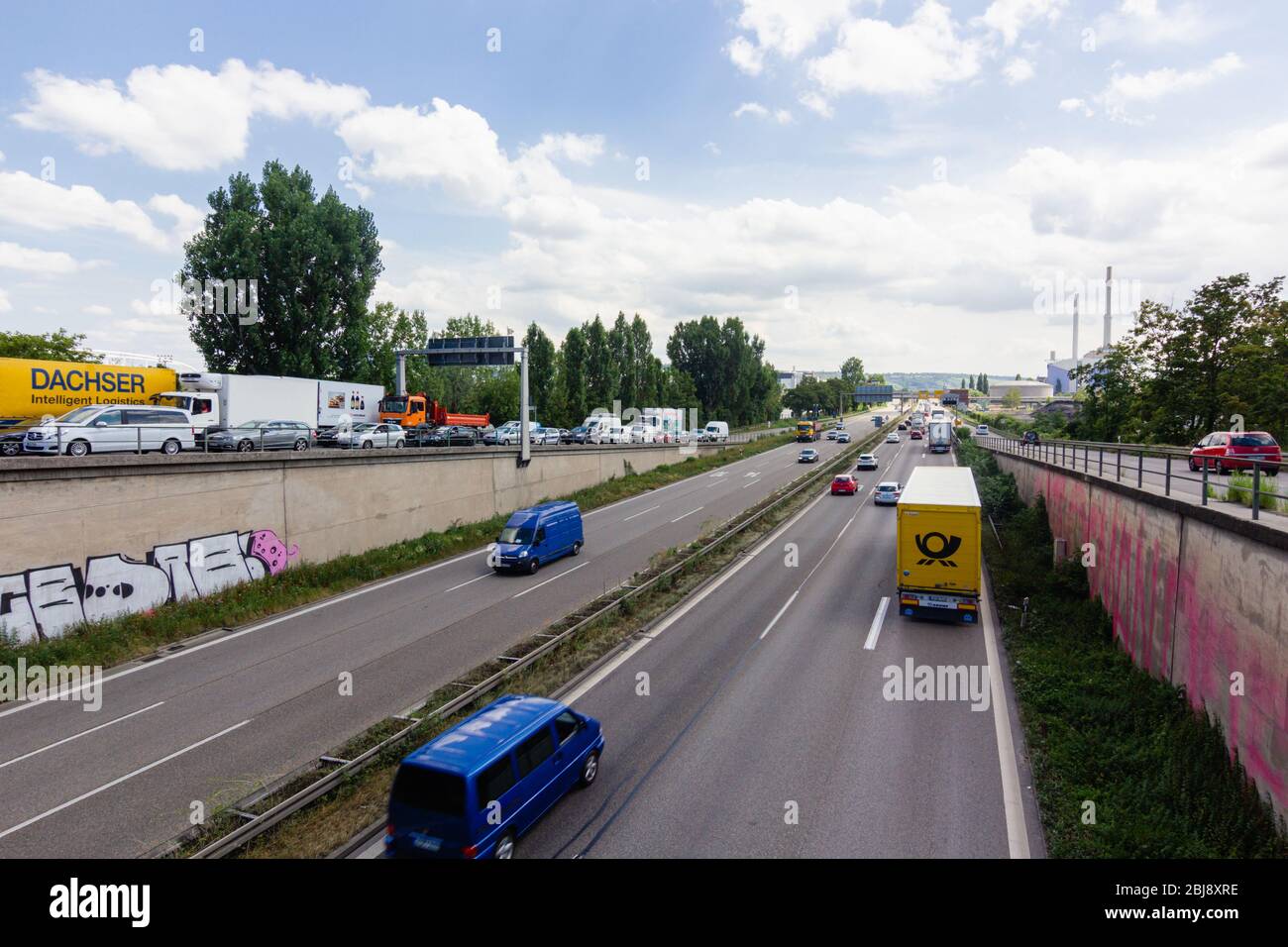 Stuttgart, Deutschland - Juli 2016: Autos auf der Autobahn in Sttutgart-Ost bei Neckar Stockfoto