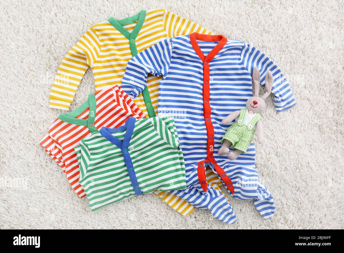 Baby Body Kleidung auf hellem Hintergrund Stockfoto