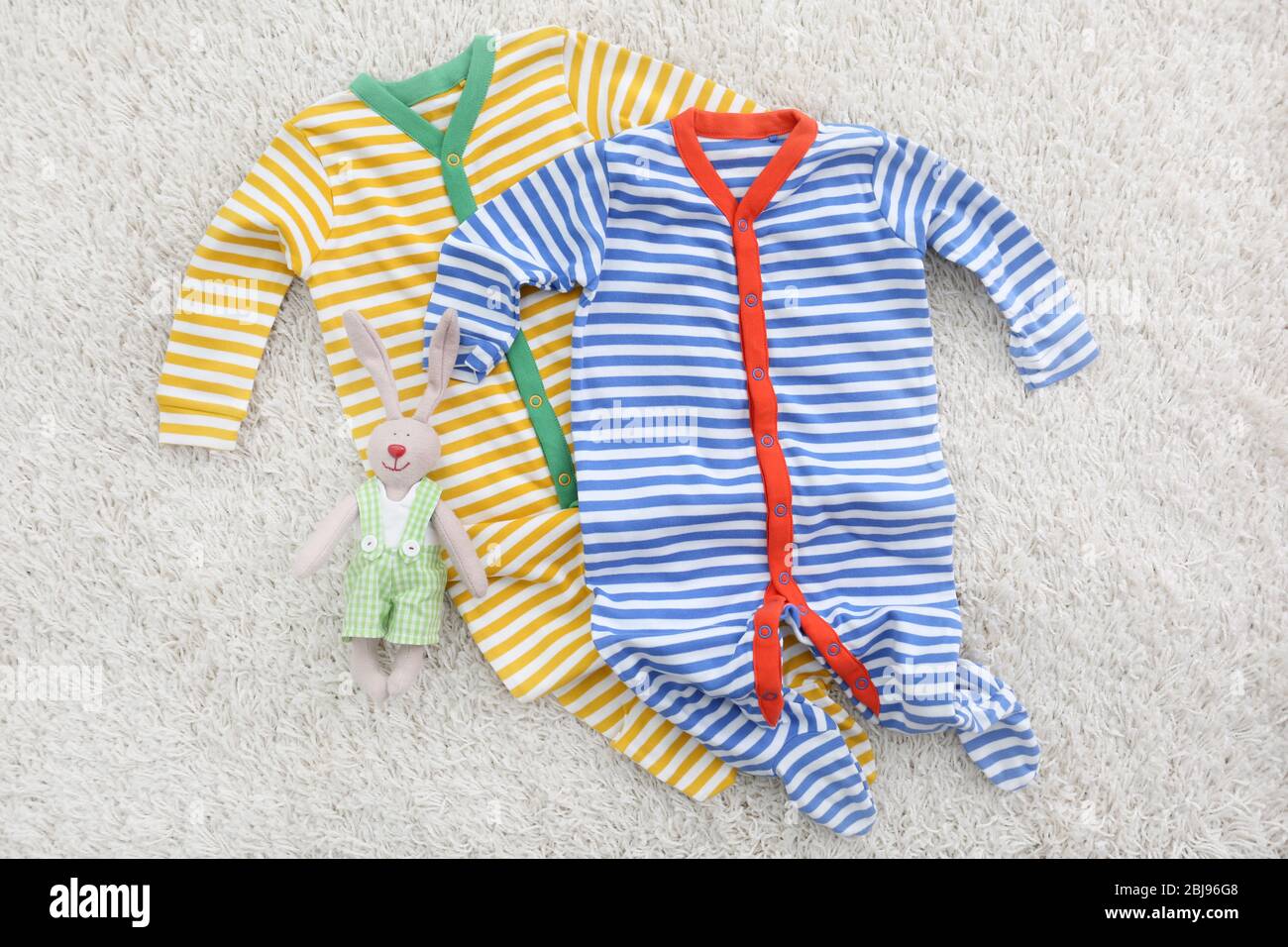 Baby Body Kleidung auf hellem Hintergrund Stockfoto