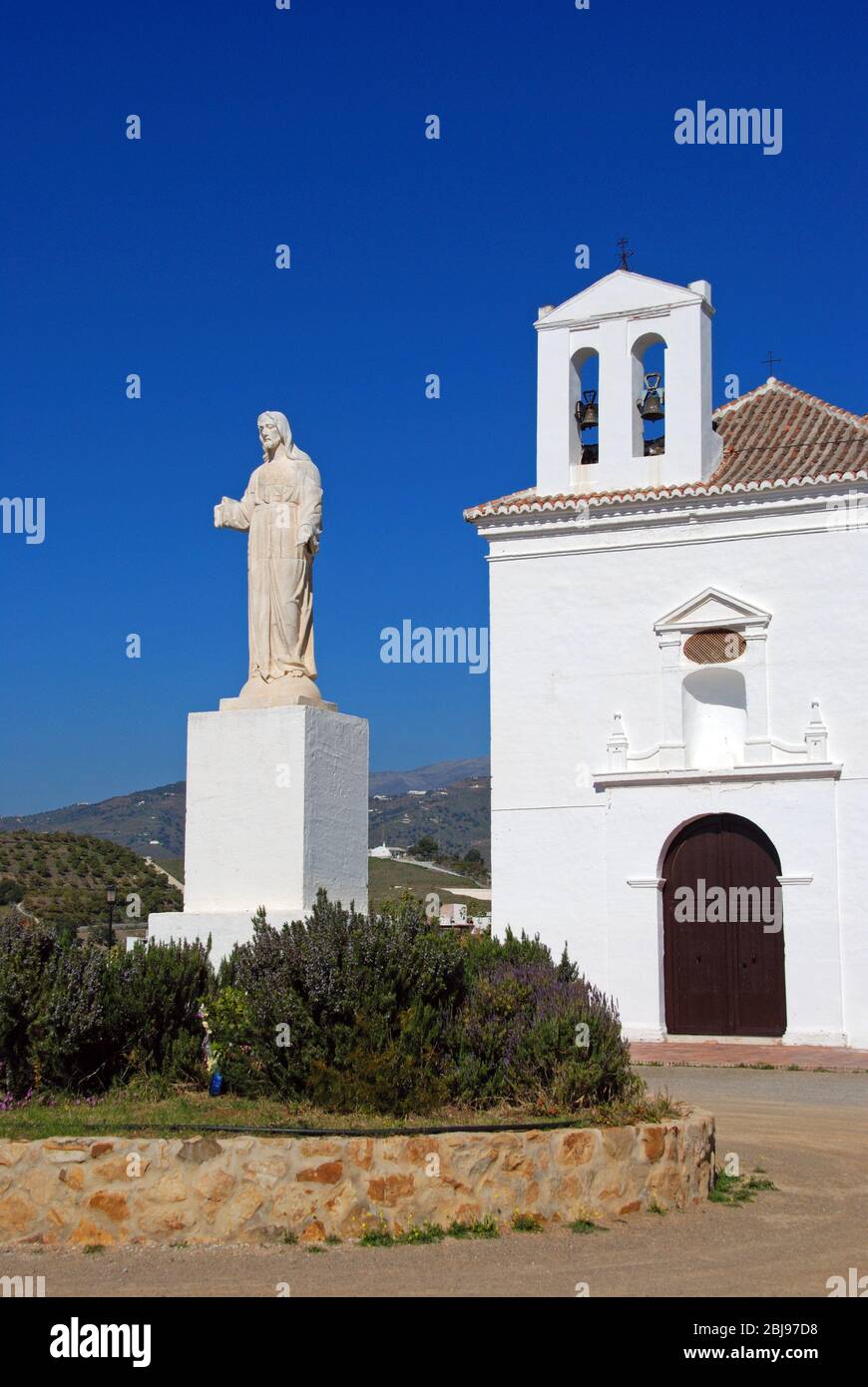 Einsiedelei der Heiligen Jungfrau mit einer Statue im Vordergrund, Velez Malaga, Costa del Sol, Provinz Málaga, Andalusien, Spanien. Stockfoto