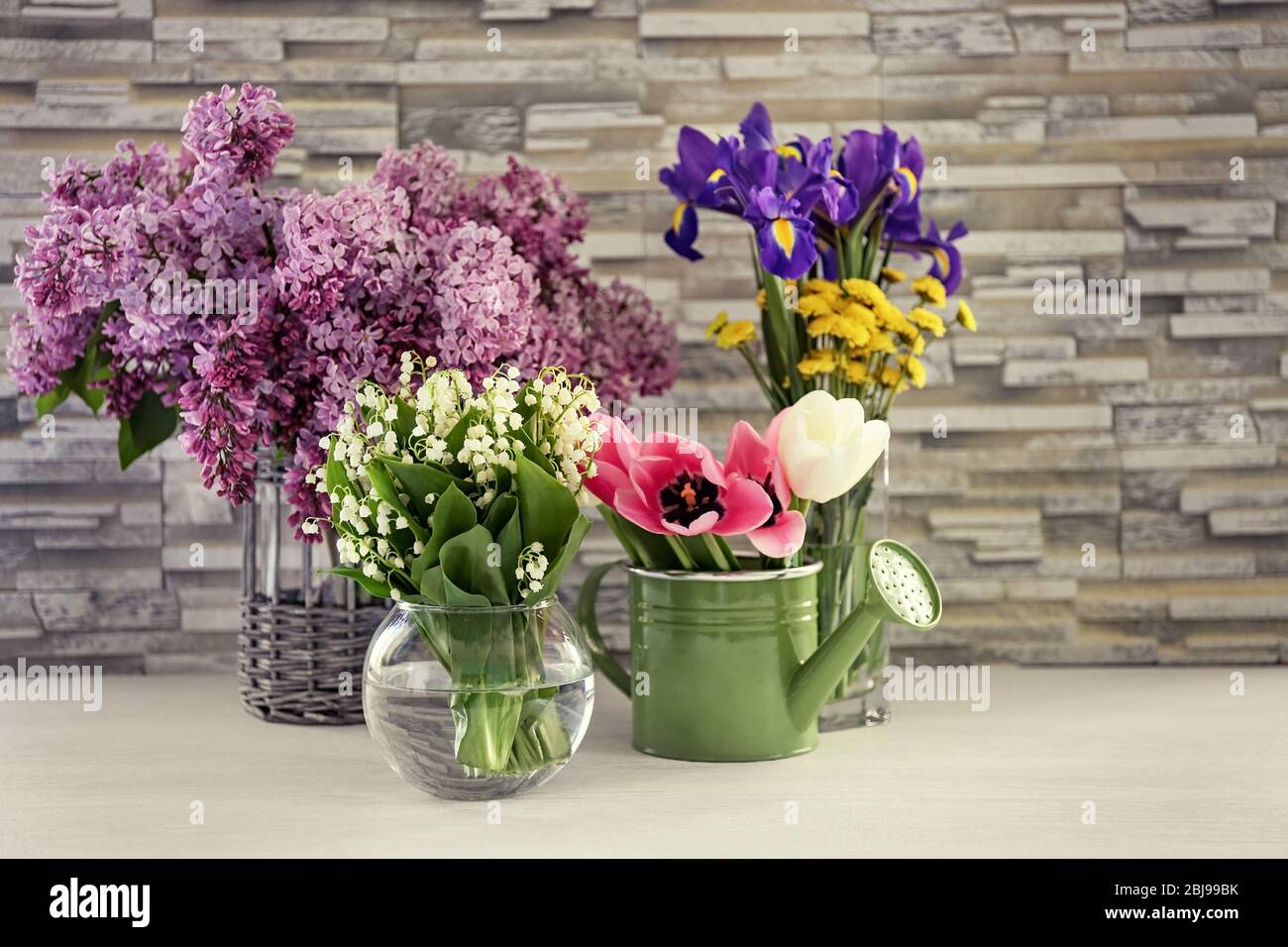 Bouquet von frischen Frühlingsblumen auf Wand Hintergrund Stockfoto