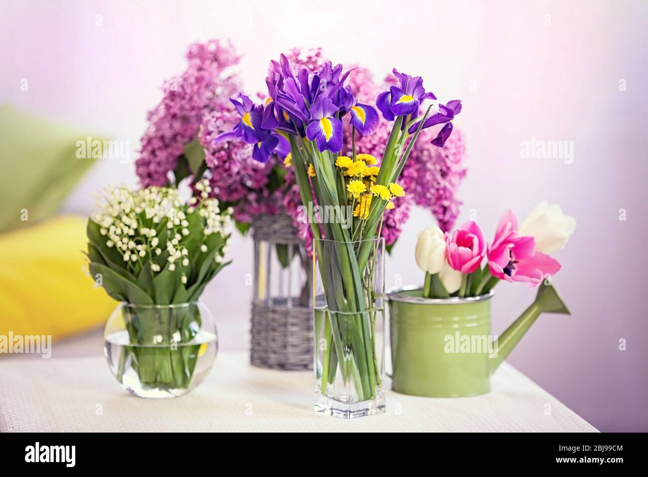 Bouquet von frischen Frühlingsblumen auf dem Tisch drinnen Stockfoto