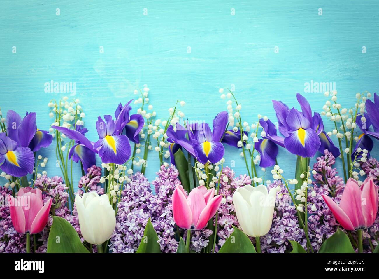 Bouquet von frischen Frühlingsblumen auf Holzhintergrund Stockfoto