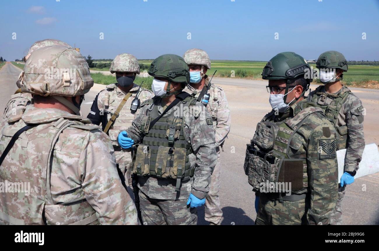 Peking, China. April 2020. Soldaten werden während einer türkisch-russischen Landpatrouille auf der M-4-Autobahn in der nordwestlichen Provinz Idlib in Syrien am 28. April 2020 gesehen. Türkische und russische Truppen hielten am Dienstag ihre sechste gemeinsame Patrouille entlang der wichtigen M-4-Autobahn in der nordwestlichen Idlib-Provinz von Syrien ab, sagte das türkische Verteidigungsministerium. Kredit: Xinhua/Alamy Live News Stockfoto