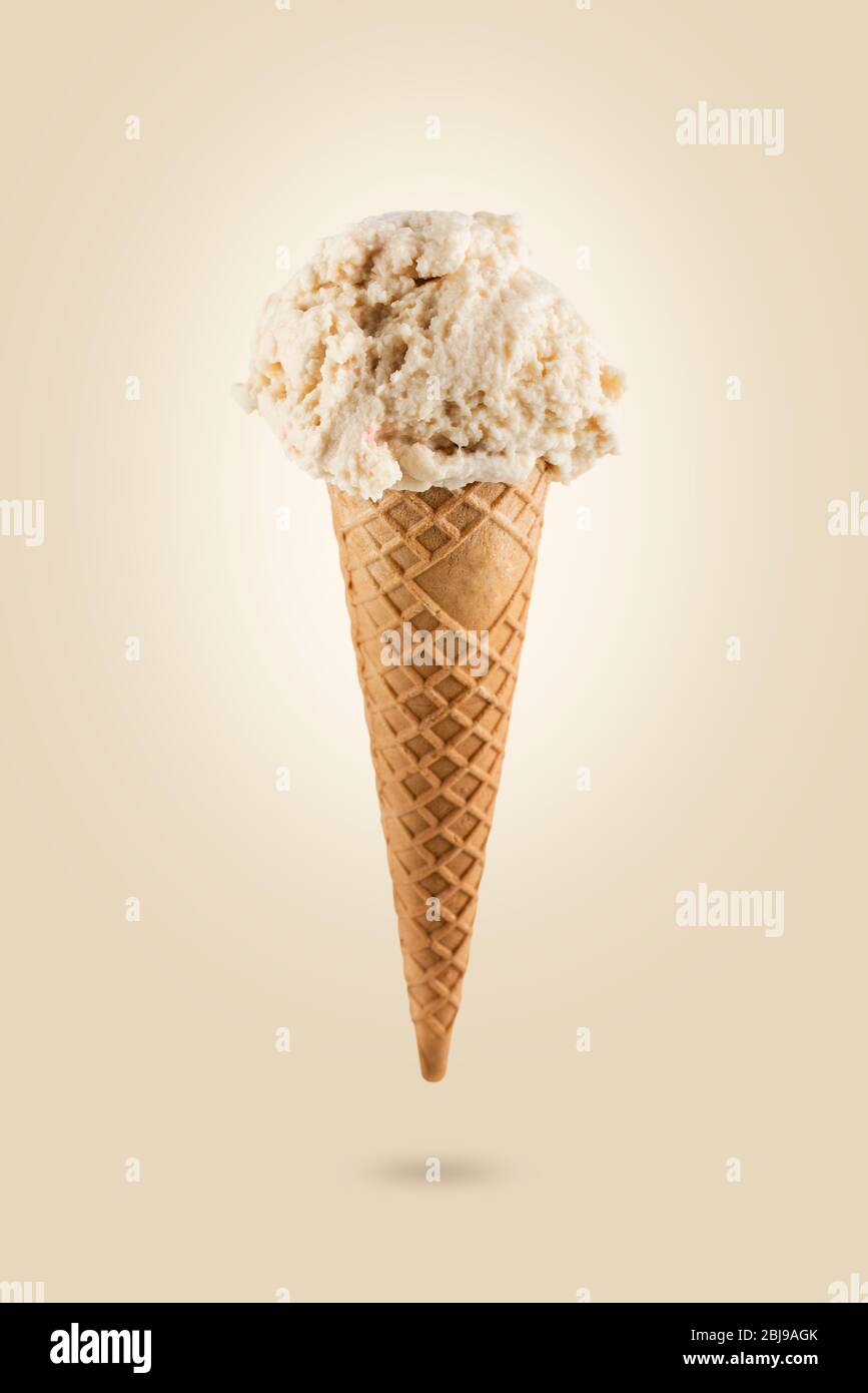 Vanille Eis-Kegel auf farbigem Hintergrund Stockfoto