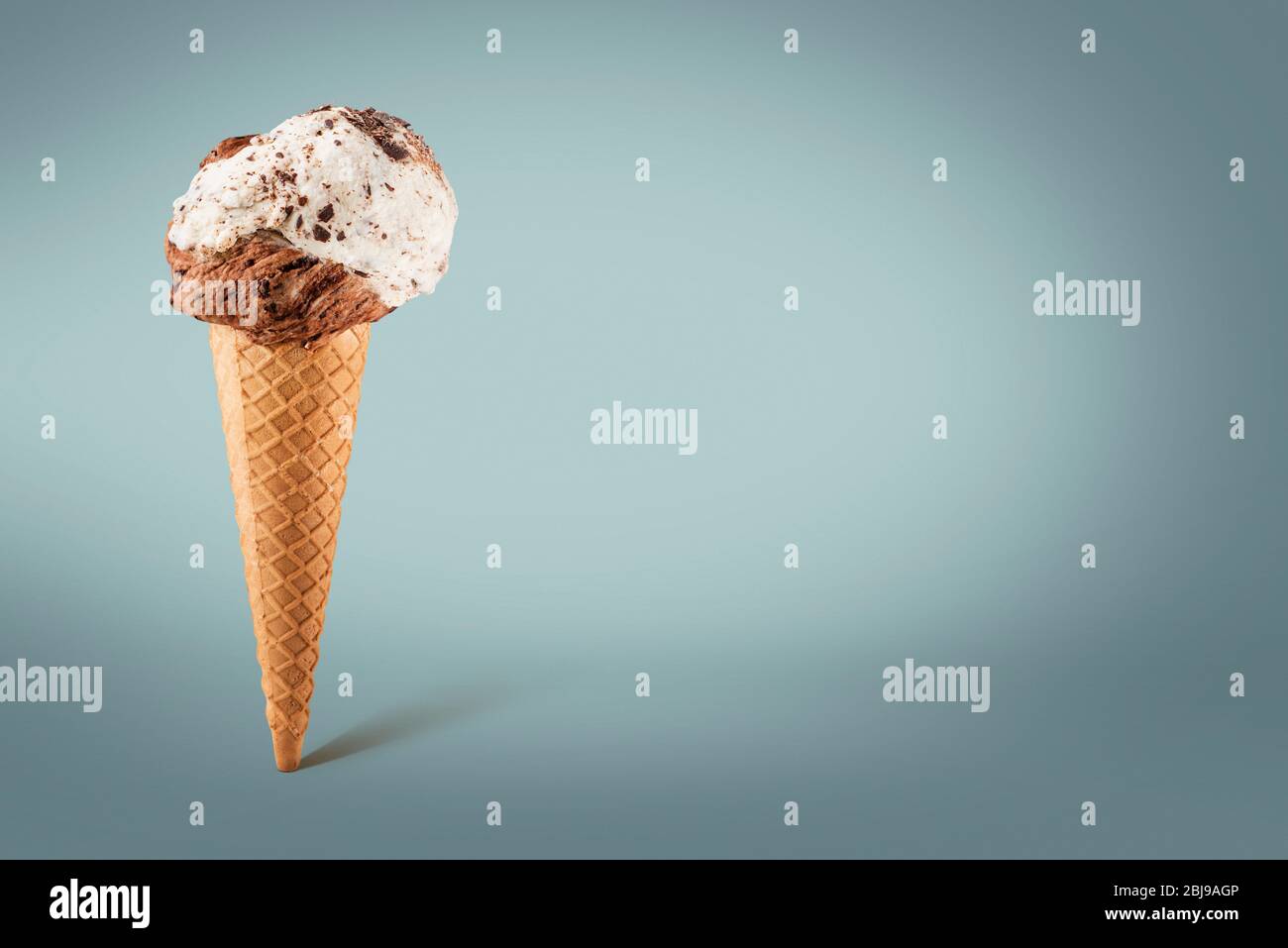 Schokolade und Vanille Eis-Kegel auf farbigem Hintergrund Stockfoto