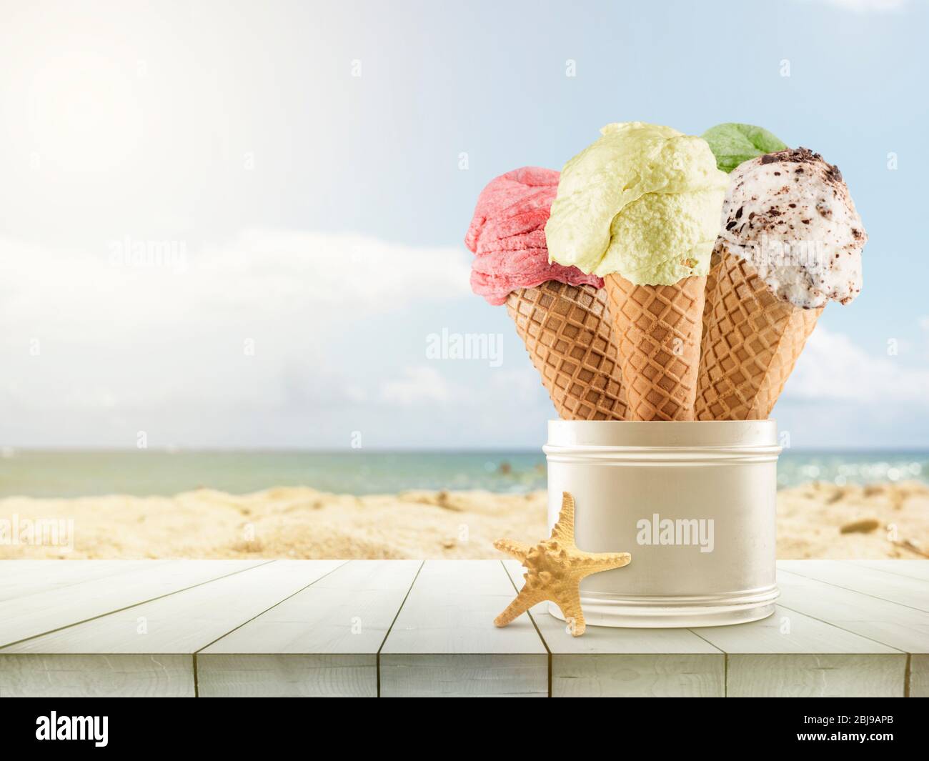 Sommerzeit. Eiszapfen mit verschiedenen Geschmacksrichtungen am Strand. Stockfoto