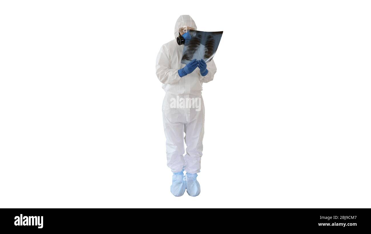 Infektionskrankheit Arzt in schützenden antibakteriellen Anzug und medizinische Maske Pneumologe untersucht eine Röntgenaufnahme der Lunge auf weißem Hintergrund. Stockfoto