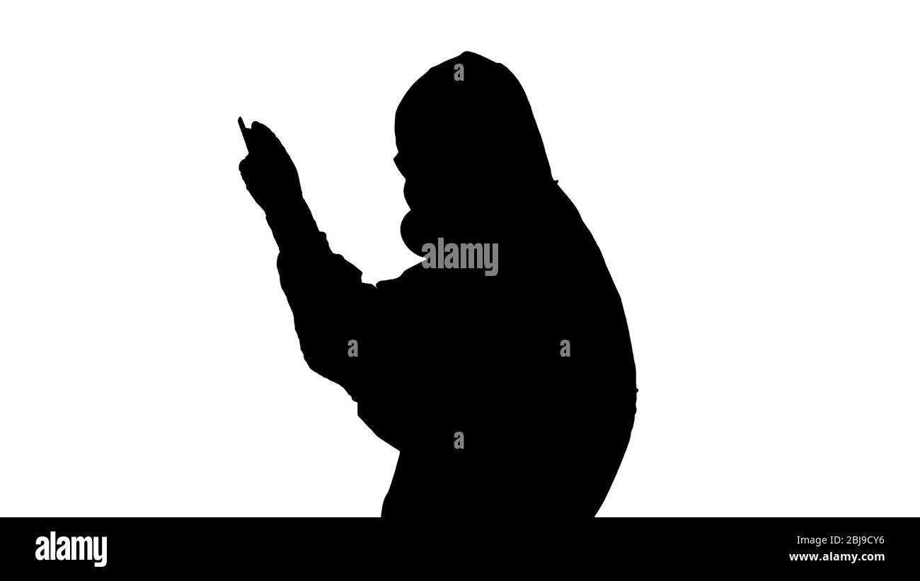 Silhouette Epidemiologe in Atemschutzmaske untersuchen die Pneumonie des Patienten auf einem Röntgenbild Covid-19. Stockfoto