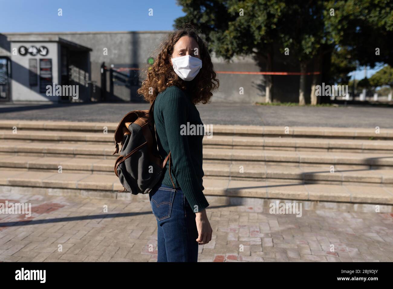 Kaukasische Frau trägt eine Schutzmaske auf den Straßen Stockfoto