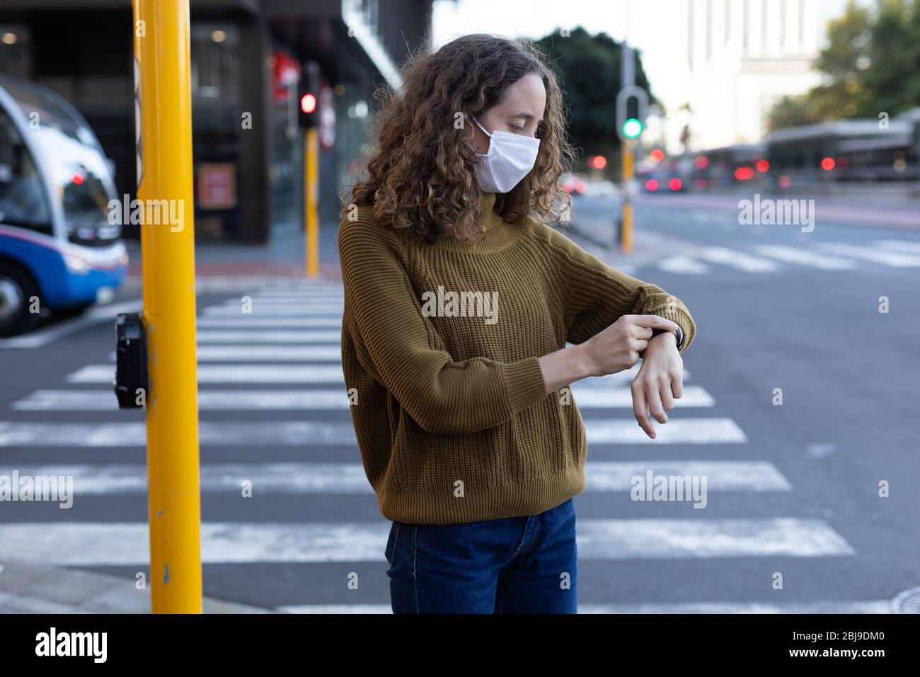 Kaukasische Frau mit einer Schutzmaske auf den Straßen Stockfoto