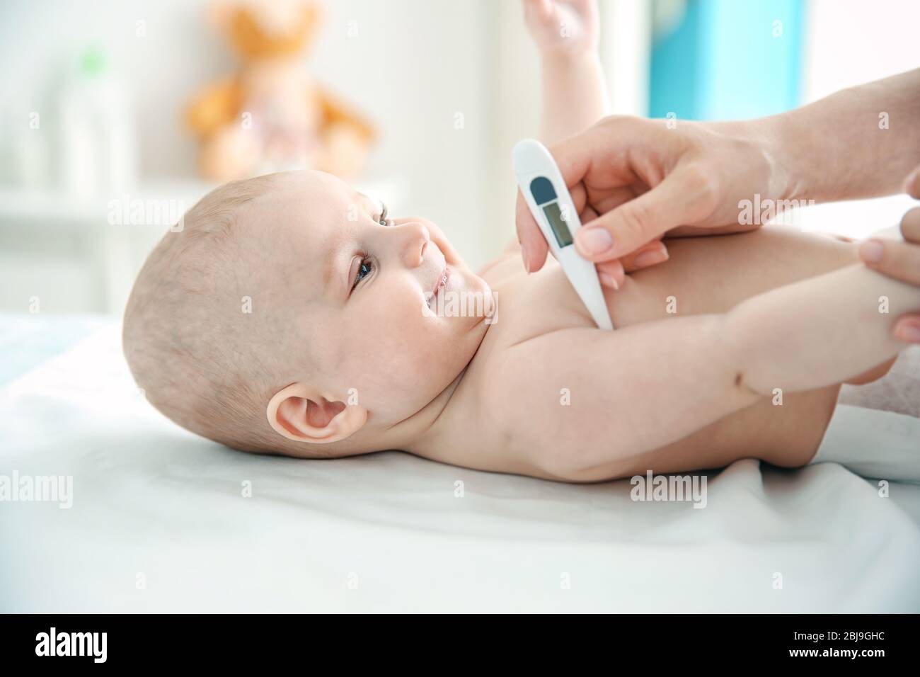 Arzt, der die Temperatur des Babys nimmt, Nahaufnahme Stockfoto