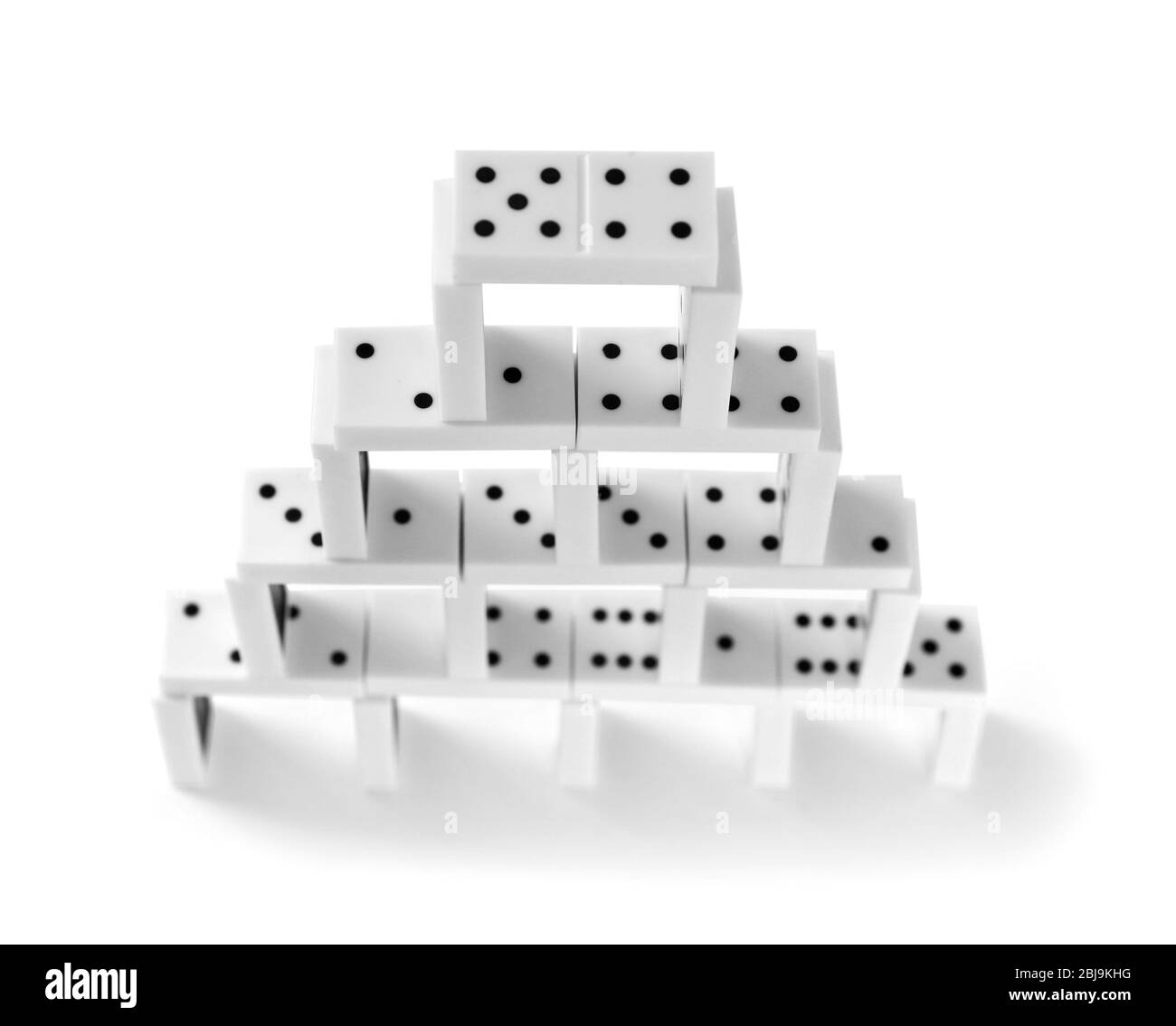 Turm aus Dominosteine, isoliert auf weiß Stockfoto
