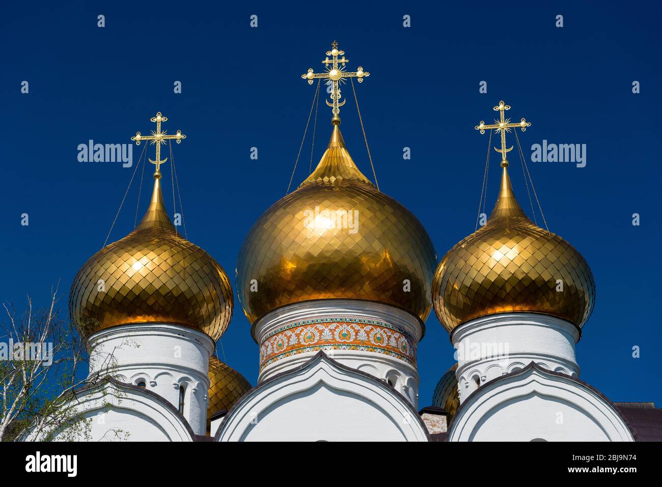 Die goldenen Kuppeln der russischen orthodoxen Kirche. Jaroslawl, Russland. Stockfoto