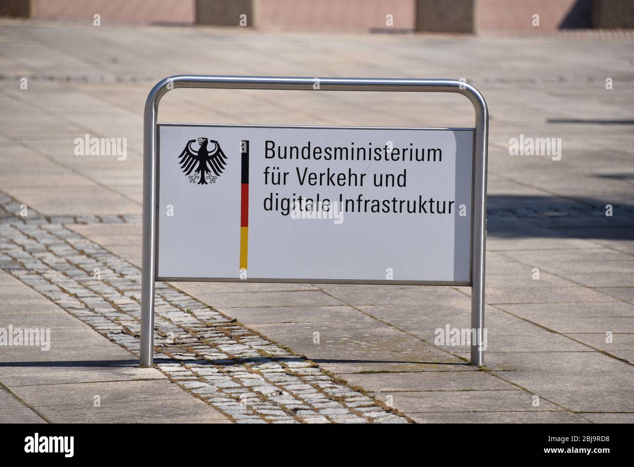 26. April 2020, Nordrhein-Westfalen, Bonn: Logo, Schriftzug Bundesministerium für Verkehr und digitale Infrastruktur vor dem Gebäude Foto: Horst Galuschka/dpa/Horst Galuschka dpa Stockfoto