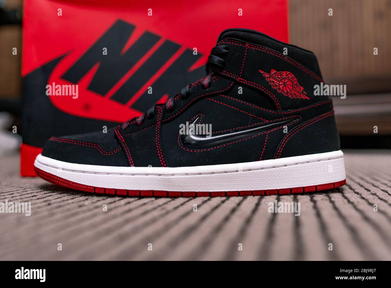 Nike Jordan 1 Basketball 23 Sneaker in Rot Schwarz und WeiB Kultur rote Stiche Michael Jordan Chicago Bulls Stockfotografie Alamy