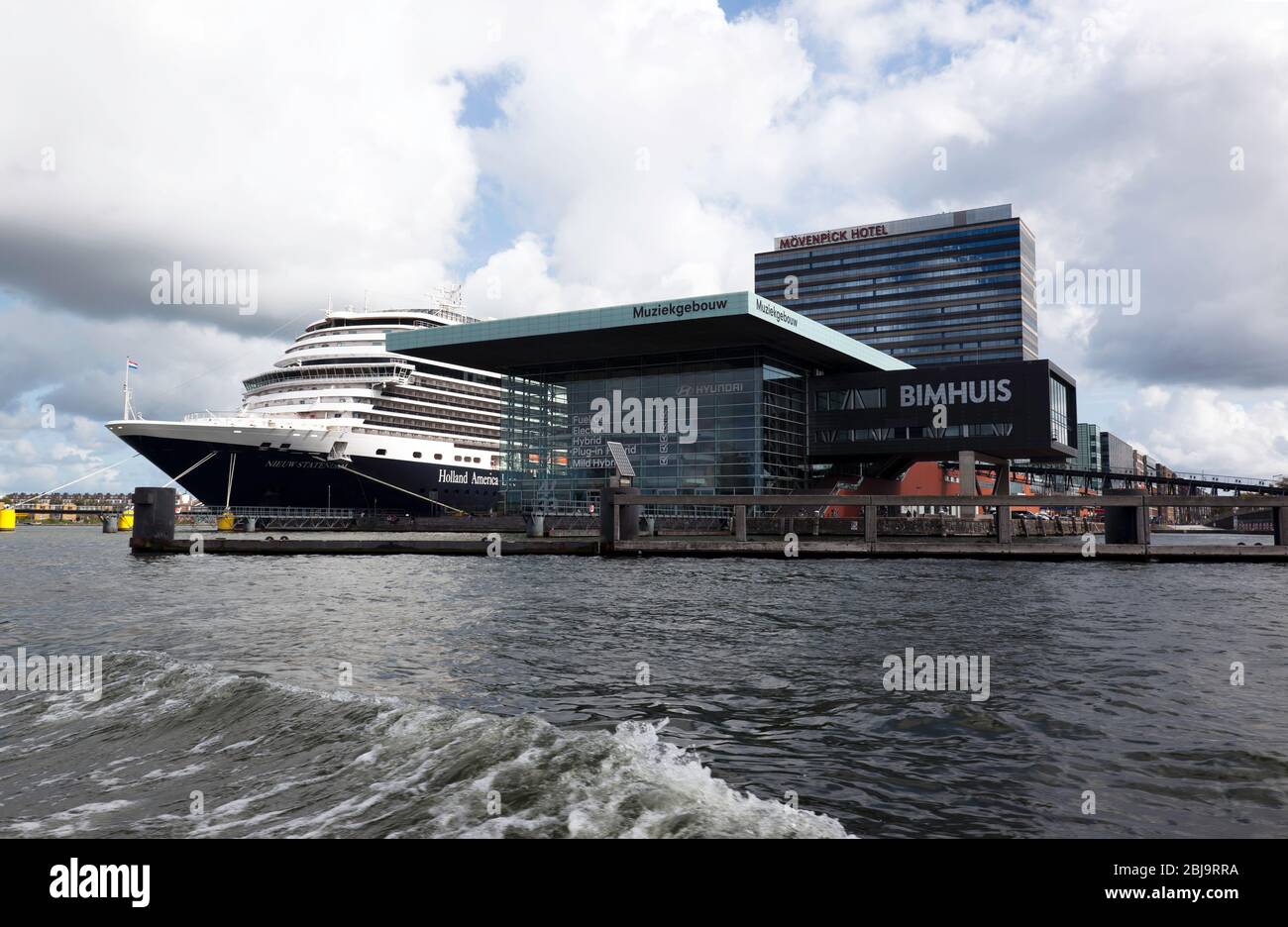 Das MS Nieuw Statendam von Holland America Line, das neben dem Muziekgebow im Amsterdamer Hafen liegt Stockfoto