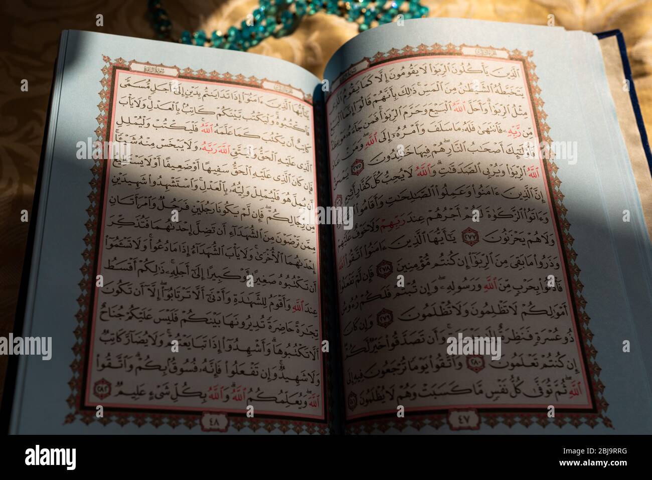 Bunte Seiten des heiligen Koranbuchs bei Sonnenuntergang (Koran) - Ramadan Kareem und Eid Mubarak Stockfoto