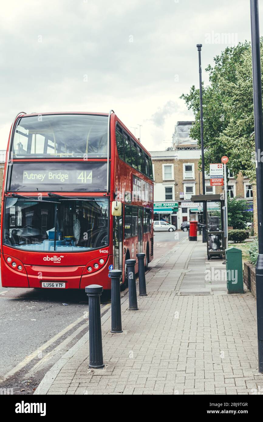 London/UK-30/7/18: Roter Doppeldeckerbus Richtung Putney Bridge von der Chippenham Gardens Station auf der Kilburn Park Road. Eine Bushaltestelle ist ein Desigat Stockfoto