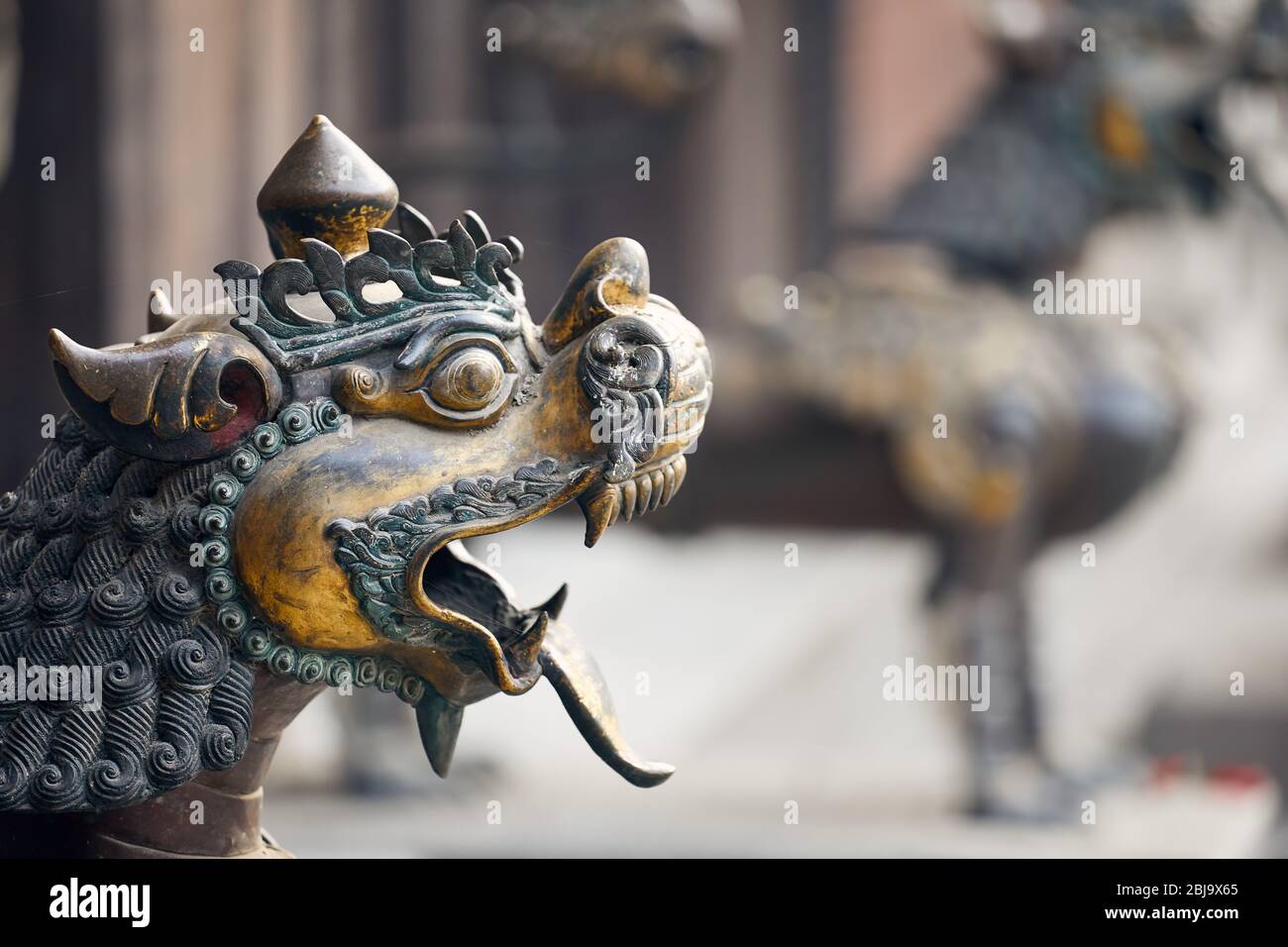 Alte Statue von Dragon im Buddhistischen Tempel in Kathmandu, Nepal Stockfoto