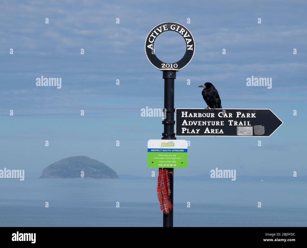 Komische Ansicht der Krähen auf girvan Wegweiser Stockfoto