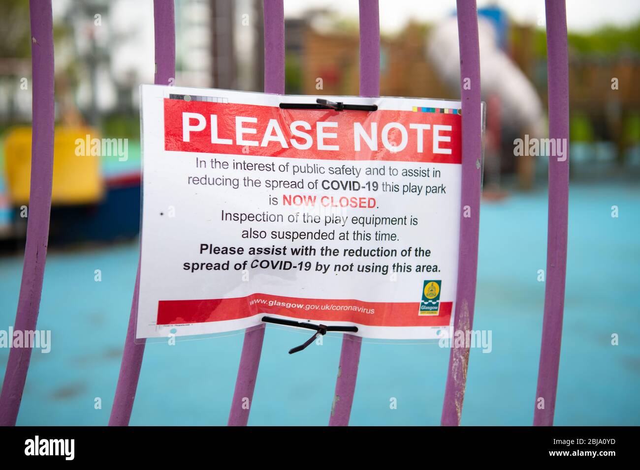 Spielpark geschlossen Schild während der Coronavirus COVID-19 Pandemie, Glasgow Green, Glasgow, Schottland, Großbritannien Stockfoto