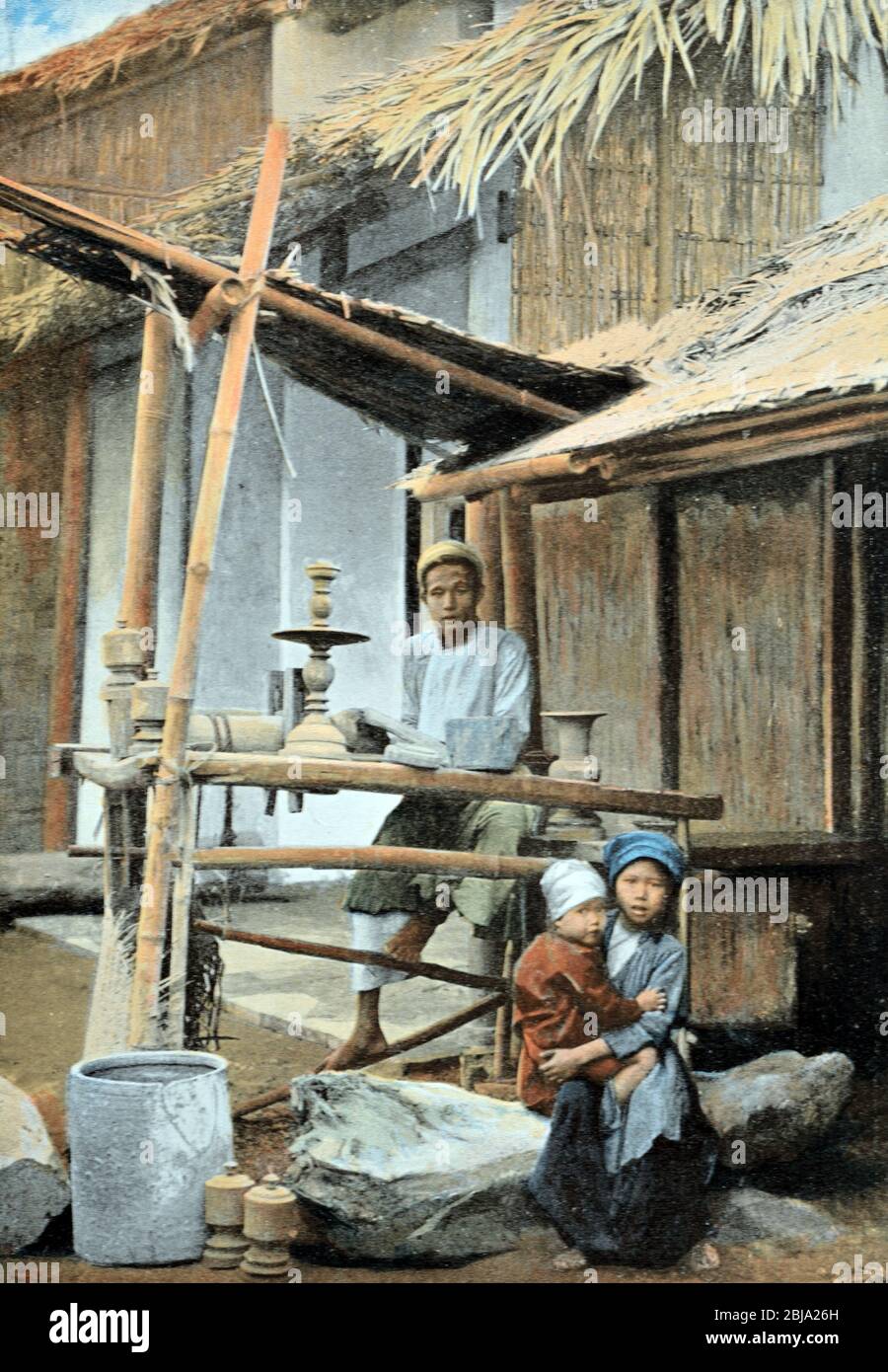 Wood Turner oder Zimmermann, oder Vietnamese Familie außerhalb Bamboo Hut House Vietnam c1890 Stockfoto