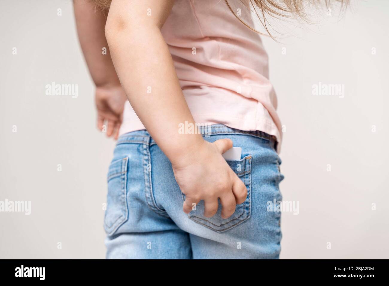 Visitenkarte oder Kartenlayout in der Tasche. Für Visitenkarten oder Bankkarten. werbung. Visitenkarte in der Tasche der Kinderjeans Stockfoto