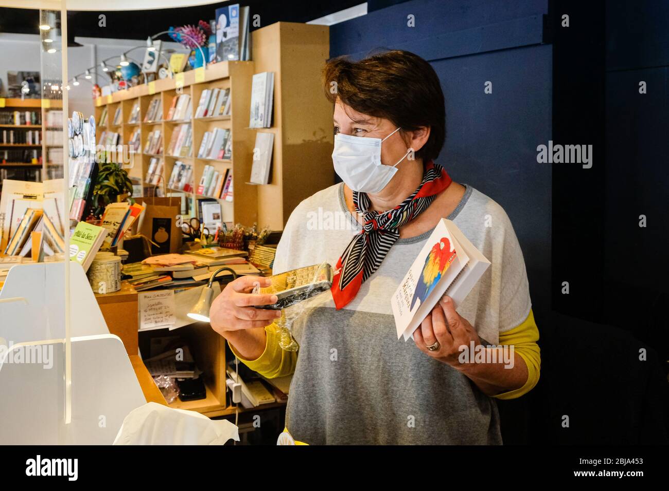 28. April 2020, Tassin la Demi-Lune, Auvergne-Rhône-Alpes, Frankreich. Seit einer Woche ist es Maritsa, der Besitzer der Buchhandlung "Pleine Lune", gelungen Stockfoto