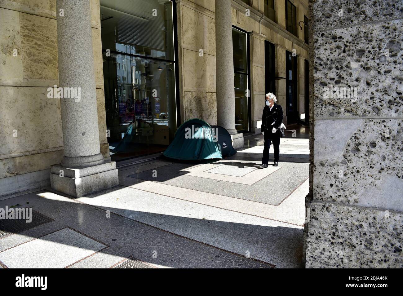 Mailand, Clochard in der Mitte zur Zeit des Coronavirus, auf dem Foto Piazza Meda, auf dem Foto das Zelt eines Obdachlosen mit einem Passanten (Duilio Piaggesi/Fotograf, Mailand - 2020-04-29) p.s. la foto e' utilizabile nel rispetto del contesto in cui e' stata scattata, E senza intento diffamatorio del decoro delle persone rappresentate Stockfoto