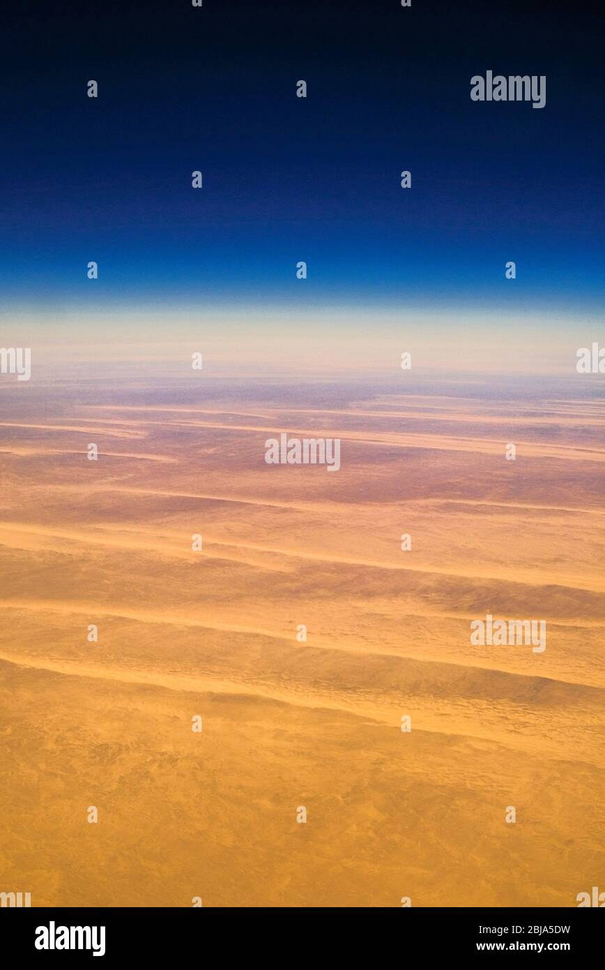 Luftflugzeug Ansicht der kargen Sahara Wüstenlandschaft in Ägypten Stockfoto