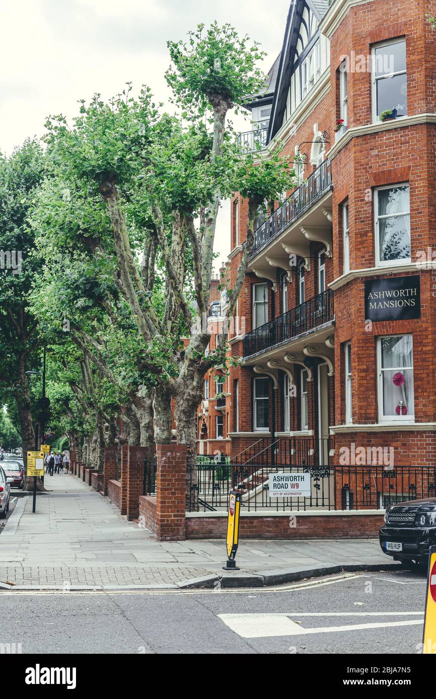 London/UK-30/7/18: Große spätviktorianische Wohnblöcke. Britische Häuser sind die Form von mitteldichten Wohnungen, die in Europa entstanden sind, aber Stockfoto