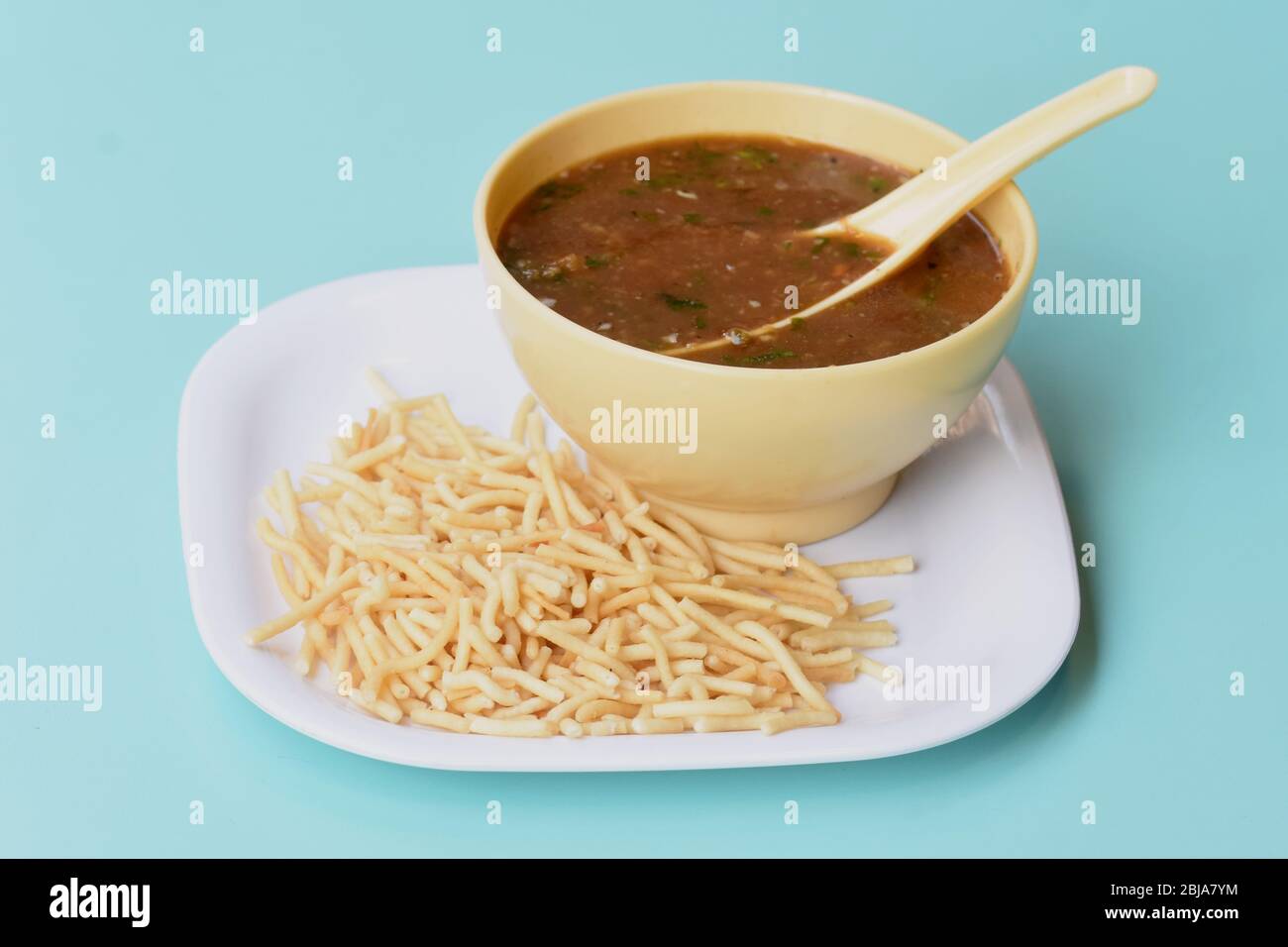 Gemüsesuppe, Gemüse-Manchow-Suppe, chinesisch-indische vegetarische Manchow-Suppe Stockfoto