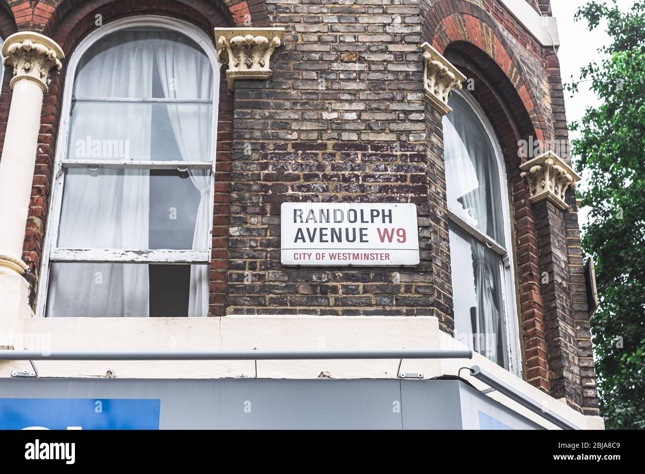 London/UK-30/07/18 Randolph Avenue Namensschild, Maida Vale. Die Gegend ist für ihre breiten Alleen mit Bäumen, große Gemeinschaftsgärten und das Herrenhaus aus roten Backsteinen bekannt Stockfoto