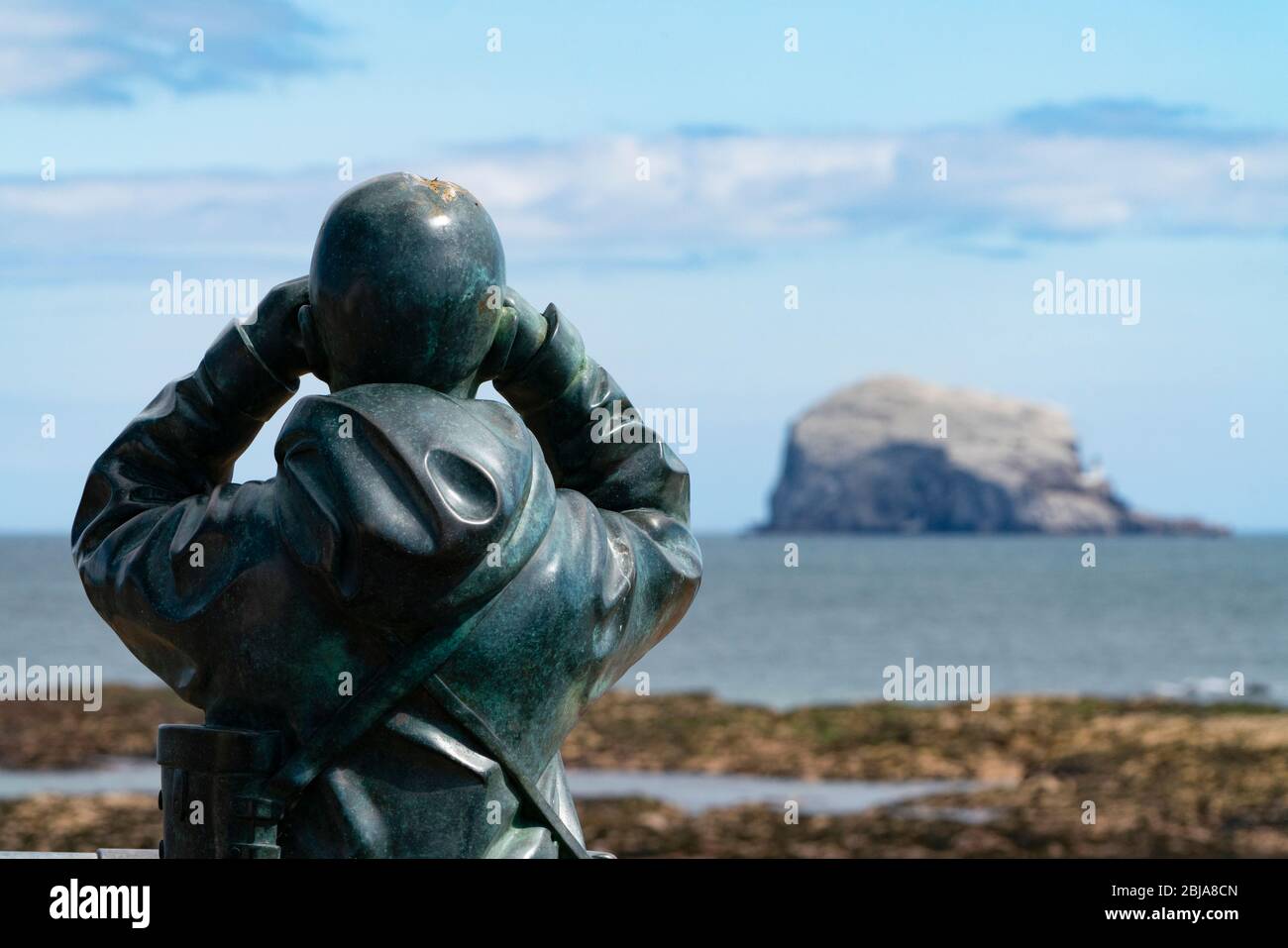 Ansicht der Skulptur The Watcher von Kenny Hunter und Bass Rock in Firth of Forth aus North Berwick, East Lothian, Schottland, Großbritannien Stockfoto