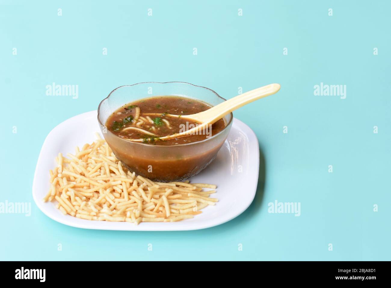 Gemüsesuppe, Gemüse-Manchow-Suppe, chinesisch-indische vegetarische Manchow-Suppe Stockfoto