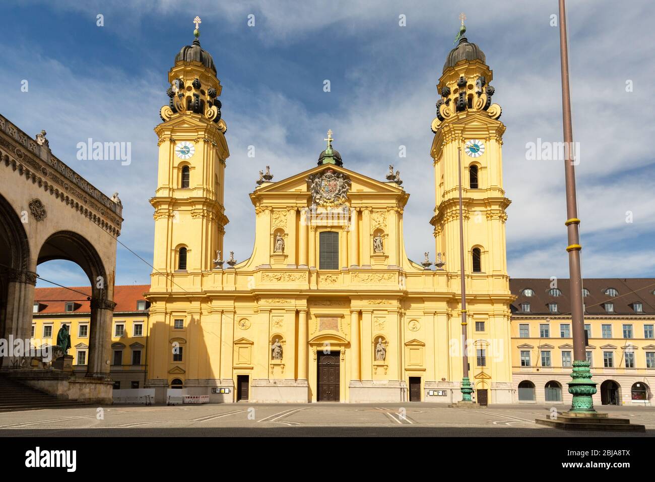 Vorderansicht der Theatinerkirche (Theatine Church of St. Cajetan). Katholische Kirche, eingeweiht 1675. Barocke Architektur. Berühmte Kirche in München. Stockfoto