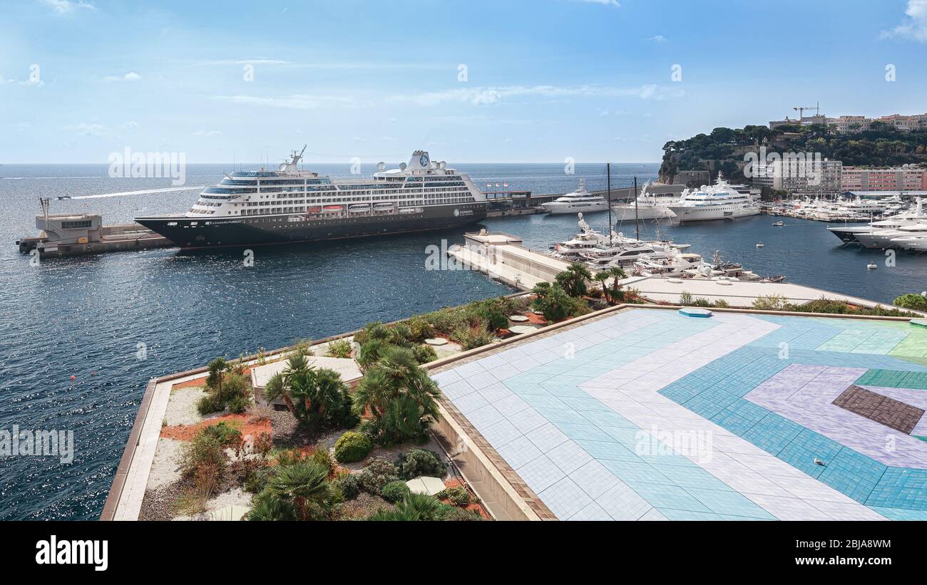 Monaco, 14. September 2018: Die farbenfrohe Dachterrasse des Rainier III Auditoriums mit einem Kreuzfahrtschiff, das im Hafen von Monaco in der BA festgemacht ist Stockfoto