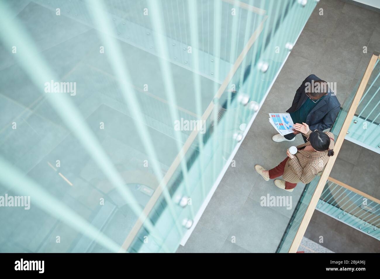 Blickwinkelansicht des afrikanischen Geschäftsmann mit seinem Kollegen über Finanzbericht zu beraten Stockfoto