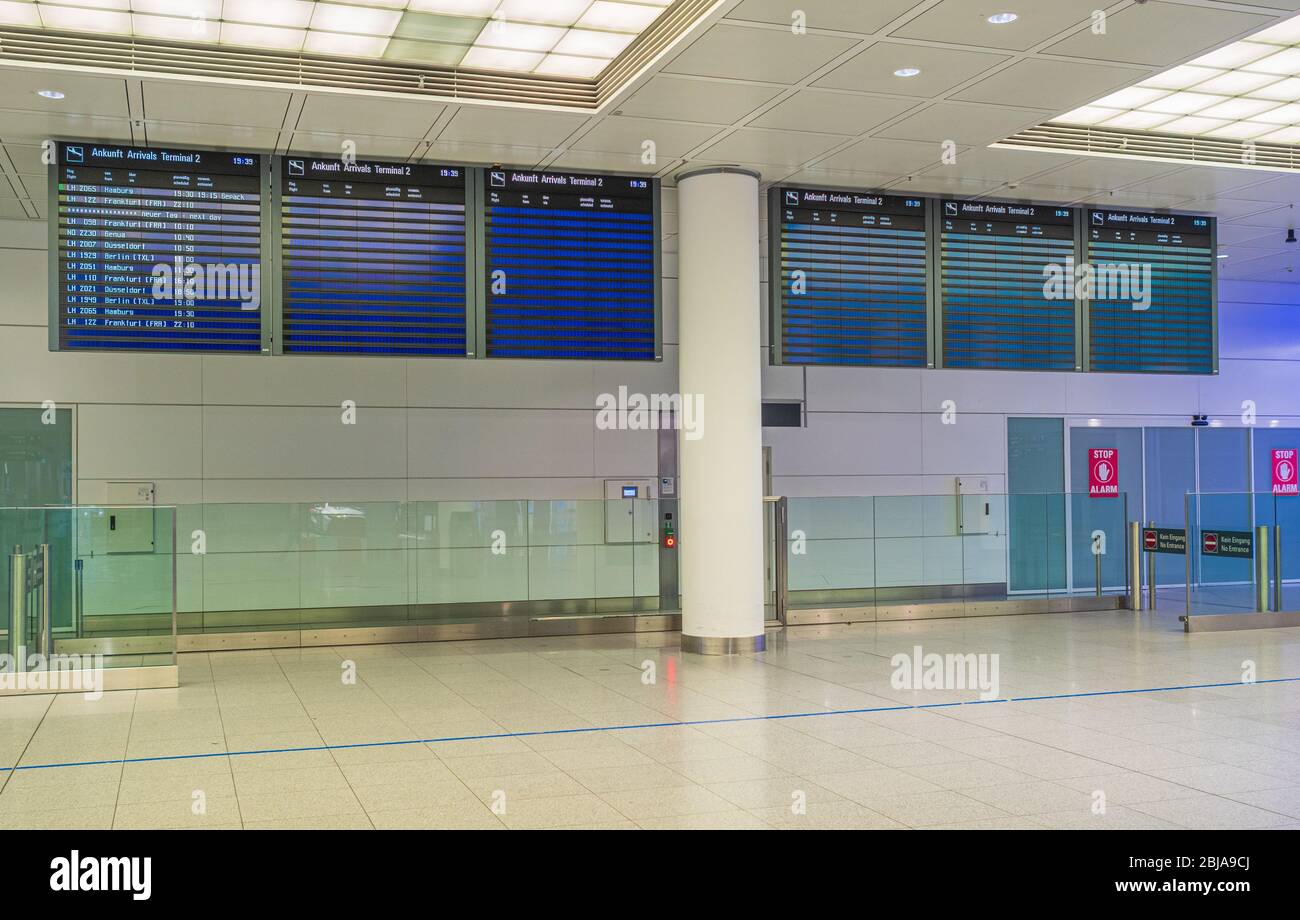 München, Deutschland - 23. April 2020: Leerer und verlassener Ankunftsbereich am Flughafen München Franz Josef Strauss während der Corona-Pandemie. Stockfoto München, Deutschland - 23. April 2020: Leerer und verlassener Ankunftsbereich am Flughafen München Franz Josef Strauss während der Corona-Pandemie. Stockfoto