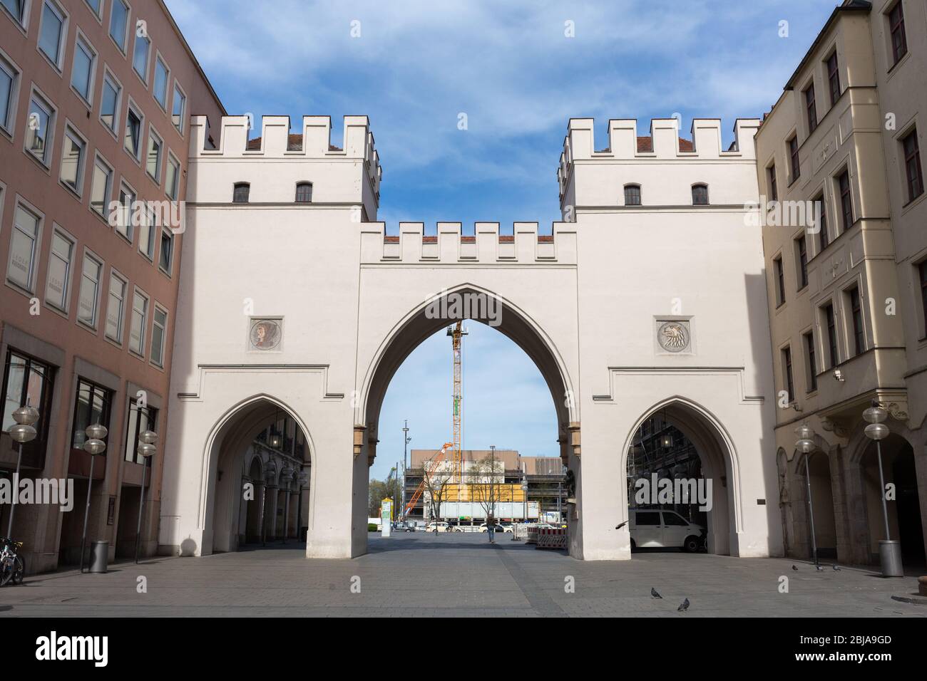 Nahaufnahme des Karlstors. Historisches Tor im Stadtzentrum und Teil der Fußgängerzone. Wegen der Sperrung des Coronavirus keine Touristen. Stockfoto