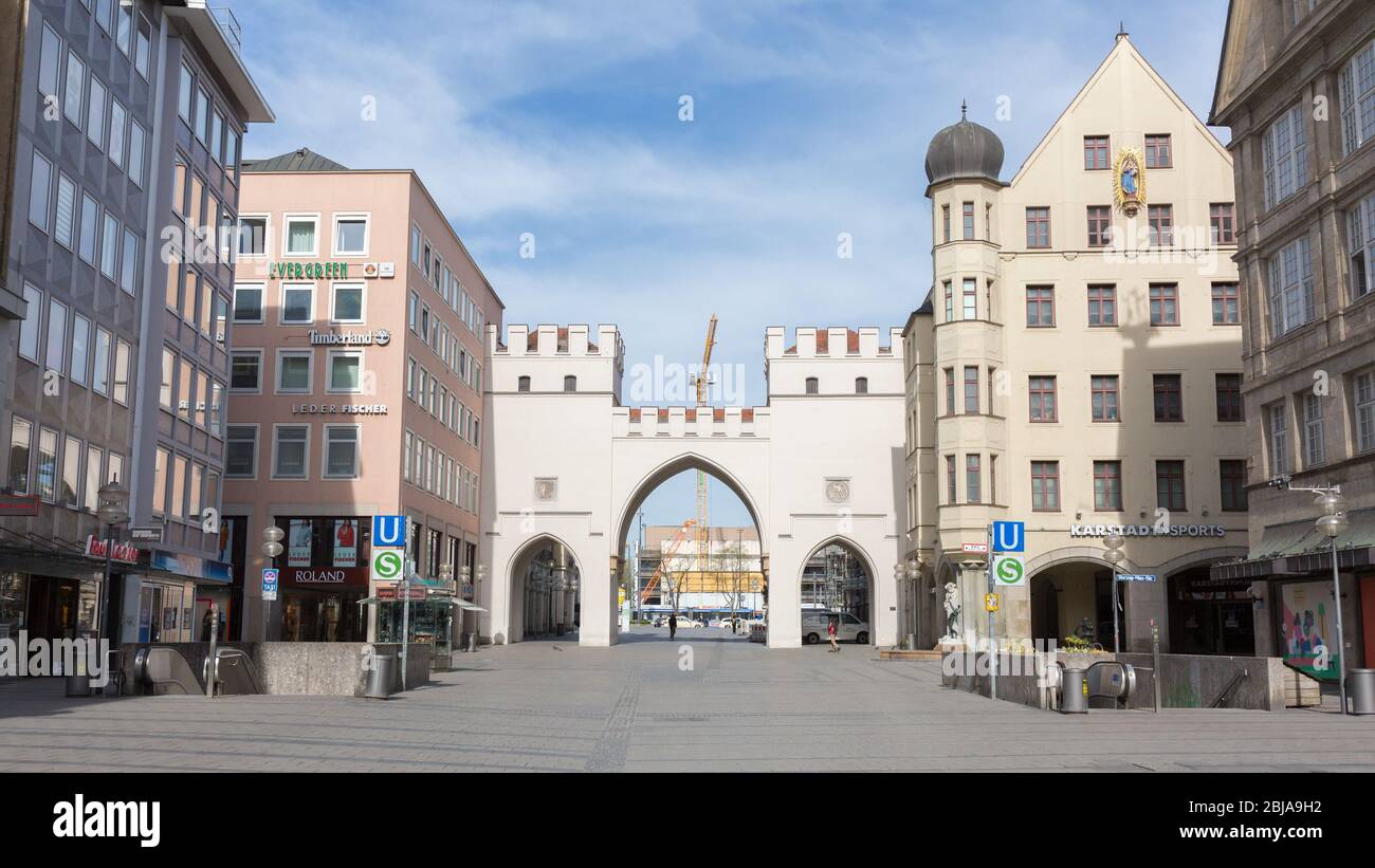 Blick auf den Karlstor - am beliebten Karlsplatz / Stachus Platz. Die U & S-Zeichen führen zu den öffentlichen Verkehrsmitteln Zug & U-Bahn-Station. Stockfoto