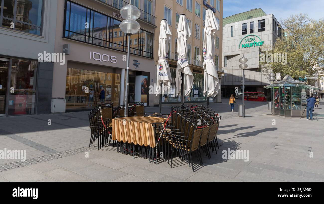 Gestapelte Stühle und gefaltete Tische am Marienplatz. Aufgrund der Covid-19 sind alle Restaurants für Gäste geschlossen. Einige Gastronomiebetriebe sind bereits bankrott gegangen Stockfoto