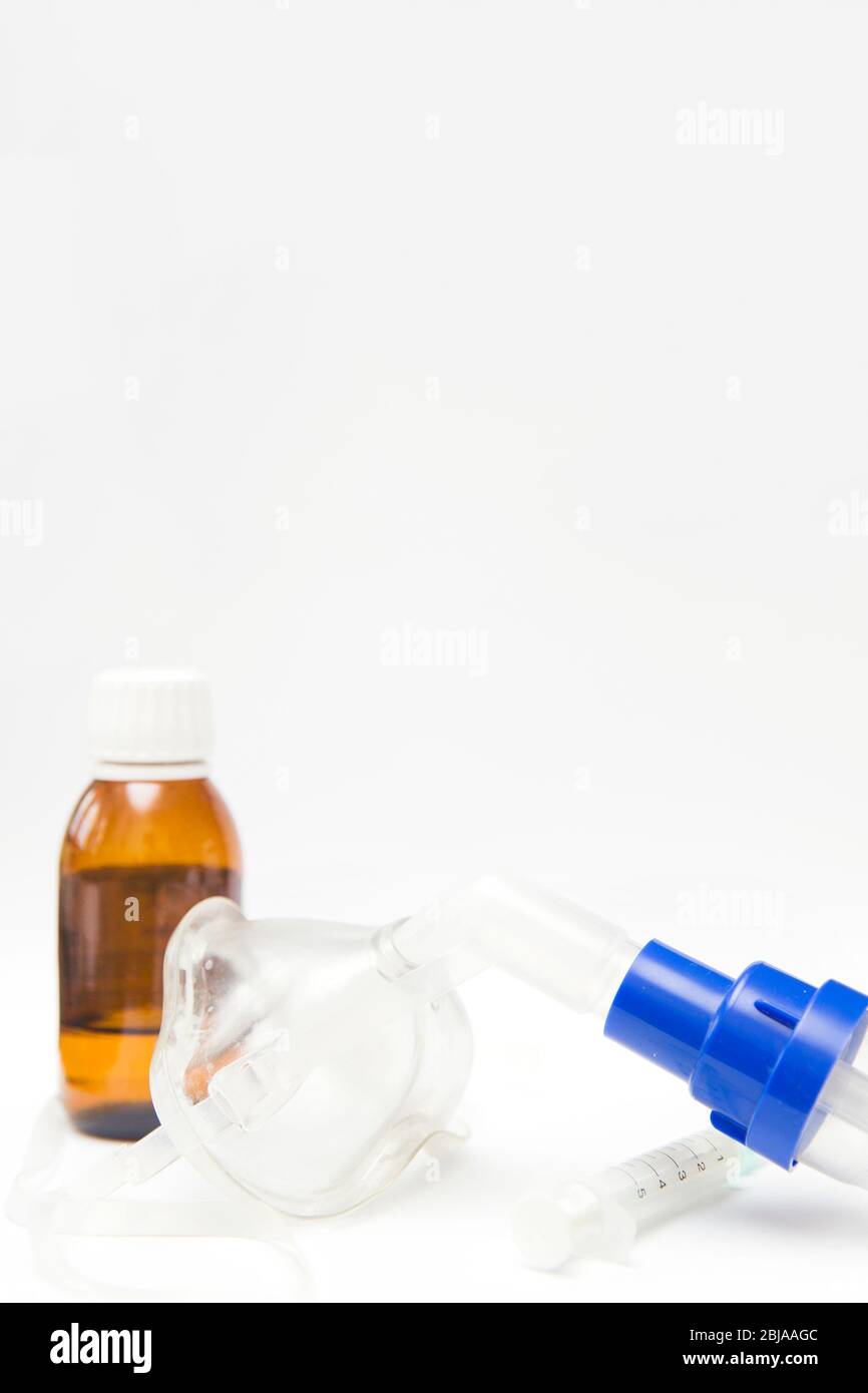 Medizinische Geräte zum Einatmen mit Atemschutzmaske, Vernebler auf dem weißen Tisch Stockfoto